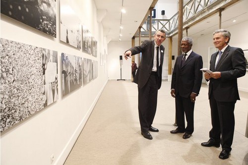 Kofi Annan ve Ivan Pictet, jüri başkanı Francis Hodgson ile sergiyi gezerken