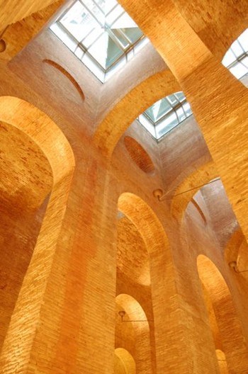 Mar Ballesteros Sans / Light flooded arches