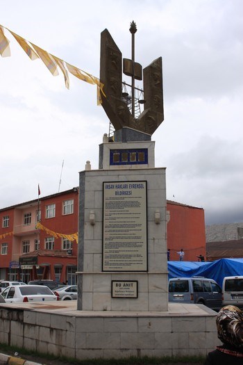 Doğubeyazıt merkezdeki 'İnsan Hakları Evrensel Bildirgesi' anıtı