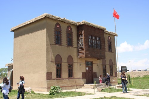 Öğretmen Hilmi Gürler evi prototipine göre inşaa edilen örnek Van Evi
