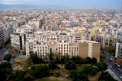 Modern şehir planmasının öncülerinden olan Barselona’nın Sagrada Familia kulelerinden görünümü