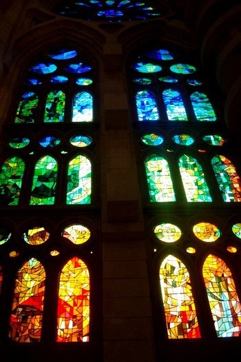 Kilise’nin içmekanına günün her saatinde muazzam bir ışık gösterisi sunan vitraylar