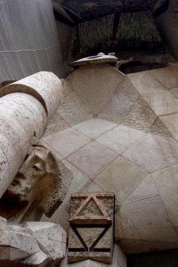 Sagrada Familia’da cephlerin vazgeçilmez birer öğesi olarak kullanılan muhteşem heykeller