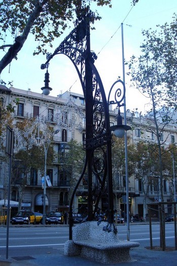 Şehir caddelerine ayrı bir hava katan Art Noveau sokak lambaları