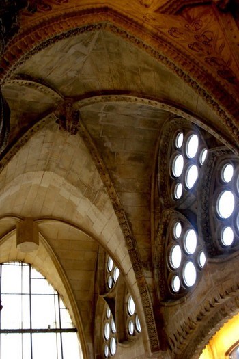 Katalan Gotik’in tonoz ve kemer örnekleri (Sagrada Familia)