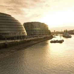 Arquitectum Londra 2008 - Thames Nehri'nde 'Gezici Sergi Mekanı' Tasarım Yarışması