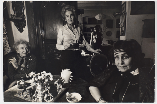 Ayşe Erner, Füreya Koral ve Fahrelnissa Zeid, arkada Sara Koral Aykar / fotoğraf: Ara Güler