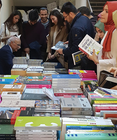 Doğan Hasol, Kocaeli Üniversitesi'nde kitaplarını imzalarken